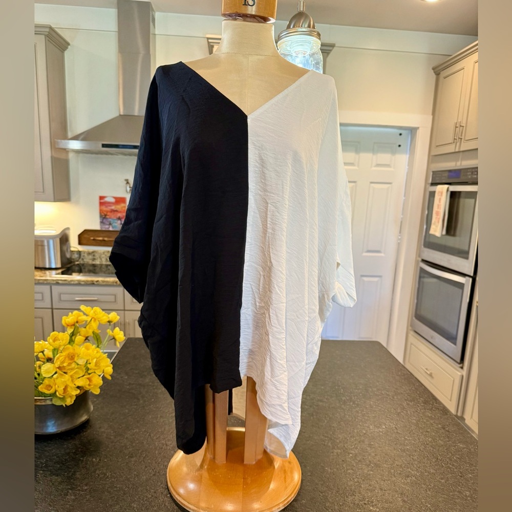 JODIFL Two-Tone Black and White Blouse